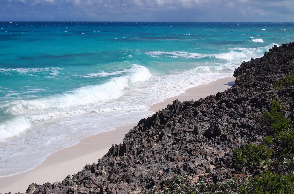 Take a Bahamas Yacht Charter to Explore the Island Paradise